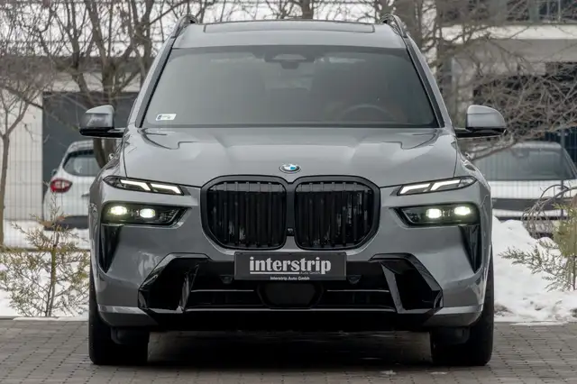 BMW X7 view 2