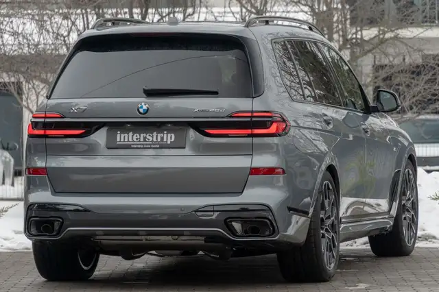 BMW X7 view 6