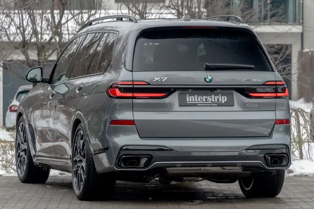 BMW X7 view 4