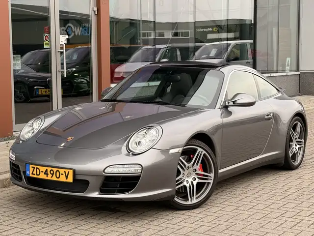 Porsche 911 view 3