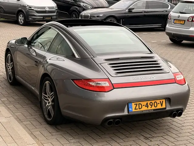 Porsche 911 view 24