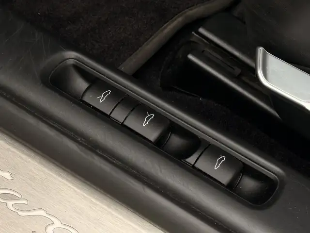 Porsche 911 view 11