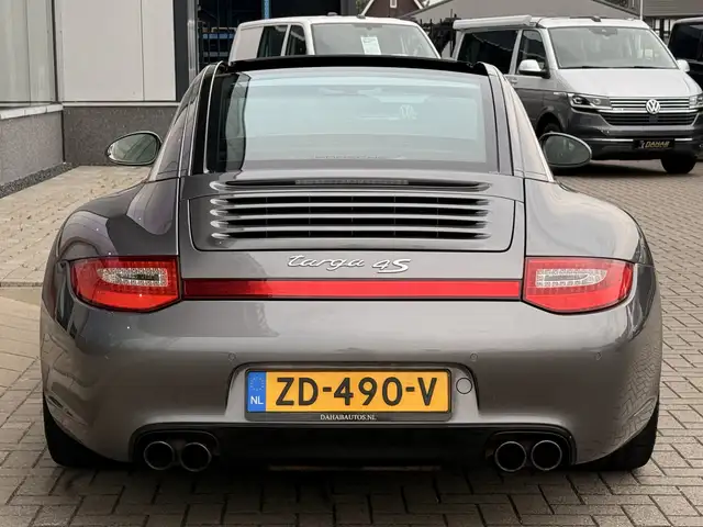 Porsche 911 view 19