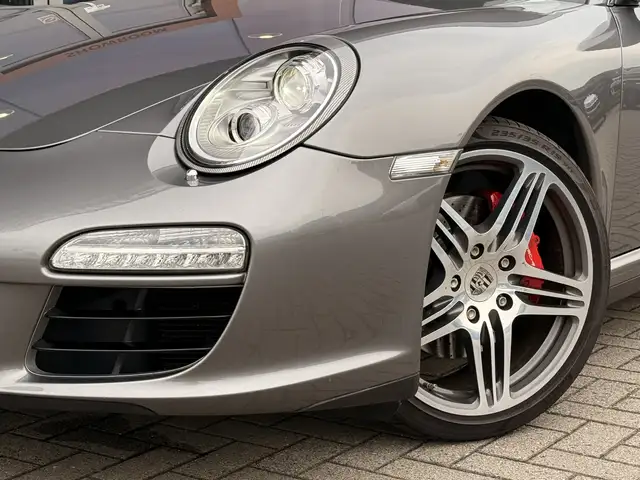 Porsche 911 view 5