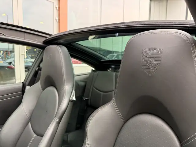 Porsche 911 view 6