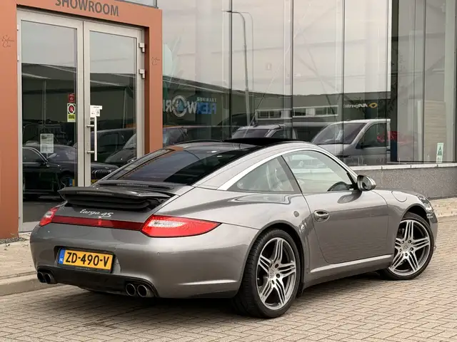Porsche 911 view 17