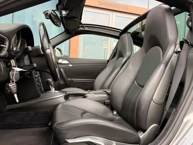 Porsche 911 view 4