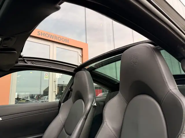 Porsche 911 view 7