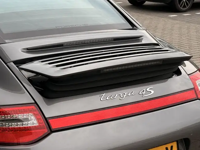 Porsche 911 view 22