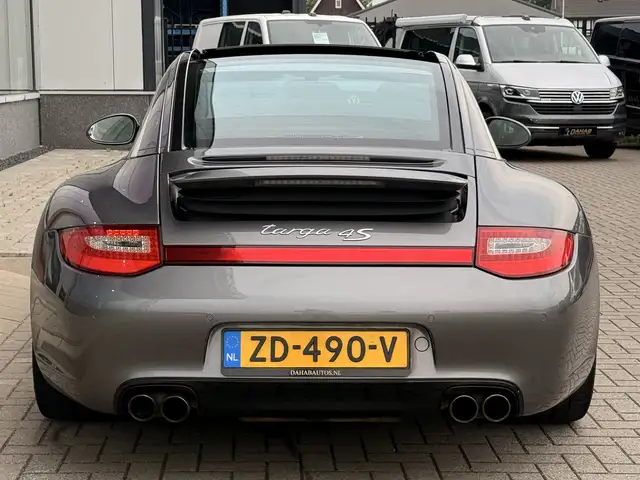 Porsche 911 view 18