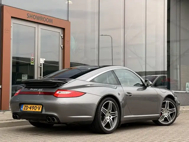 Porsche 911 view 16