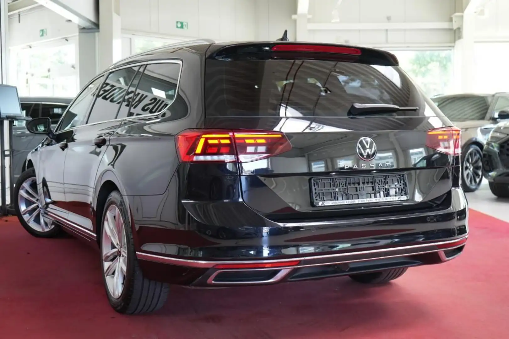 Volkswagen Passat Variant 1.5 TSI DSG Elegance*LED*AHK* Schwarz - 2