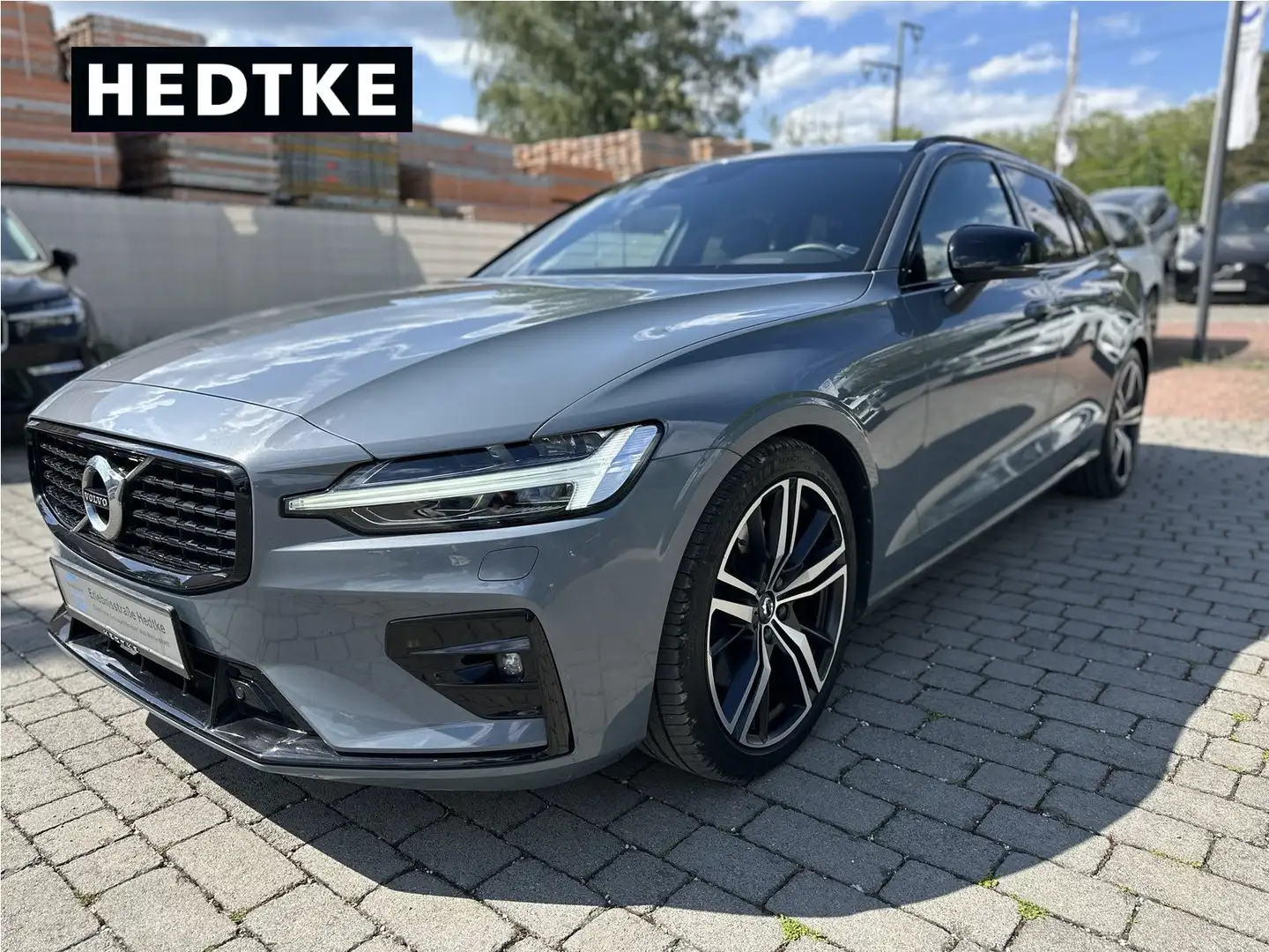 Volvo V60 B6 Benzin AWD R-Design 19"+AHK+VOLL-LED+ACC Grijs - 1