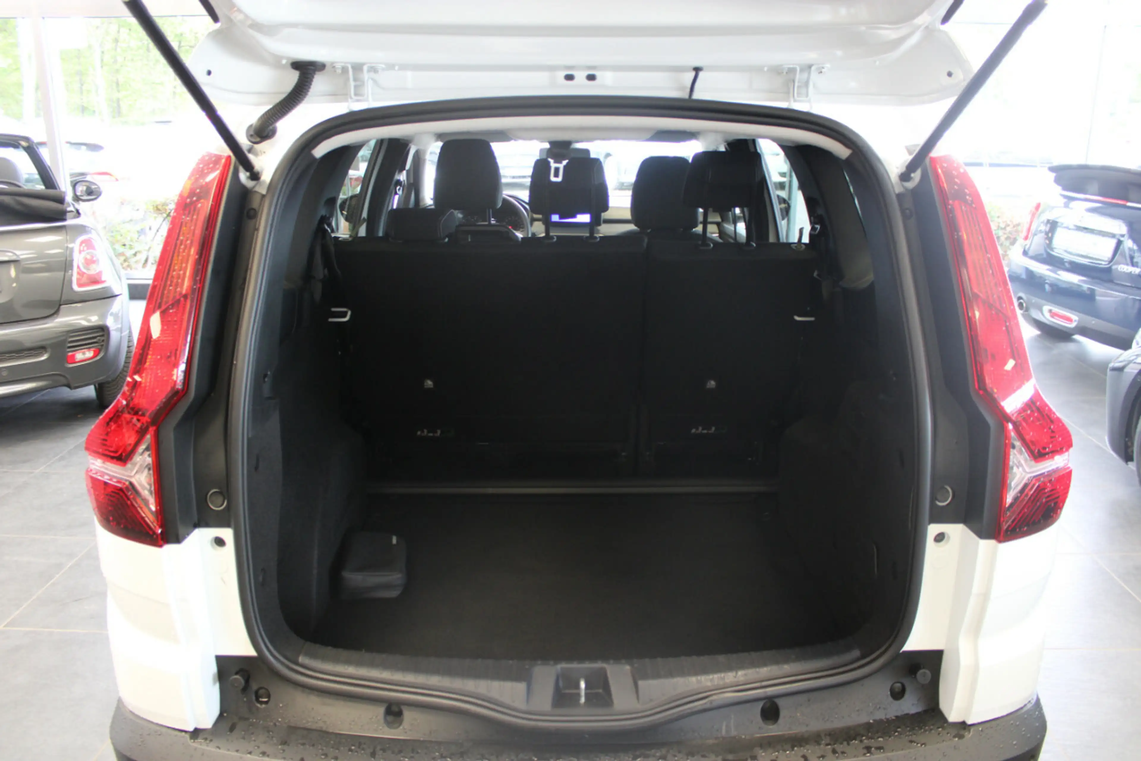 Dacia Jogger TCe 110 Comfort — photo 6