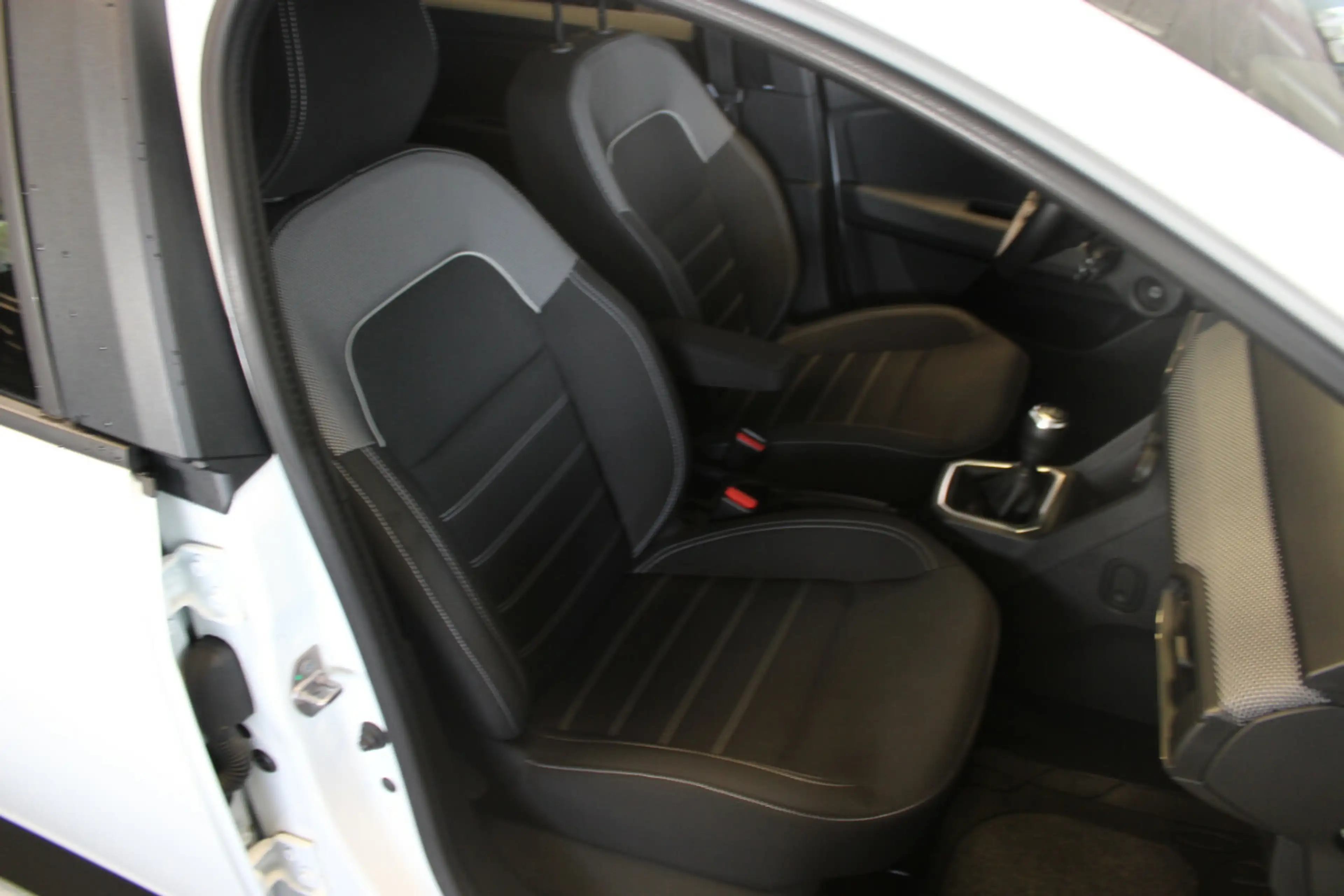 Dacia Jogger TCe 110 Comfort — photo 11