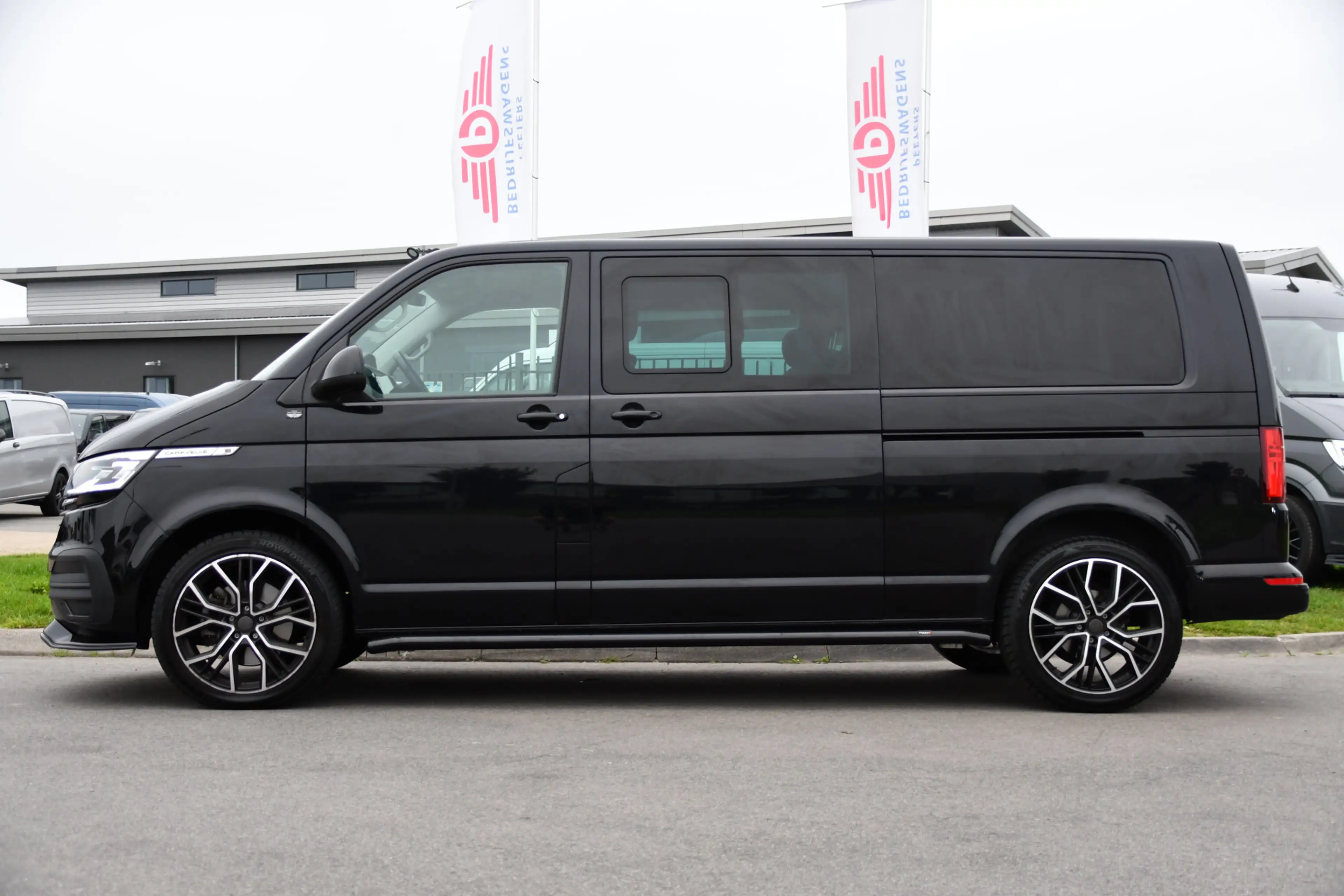Volkswagen T6.1 Transporter 2.0 TDI L2H1 32 DC Caravelle Virtual, Adaptieve Cr — photo 9