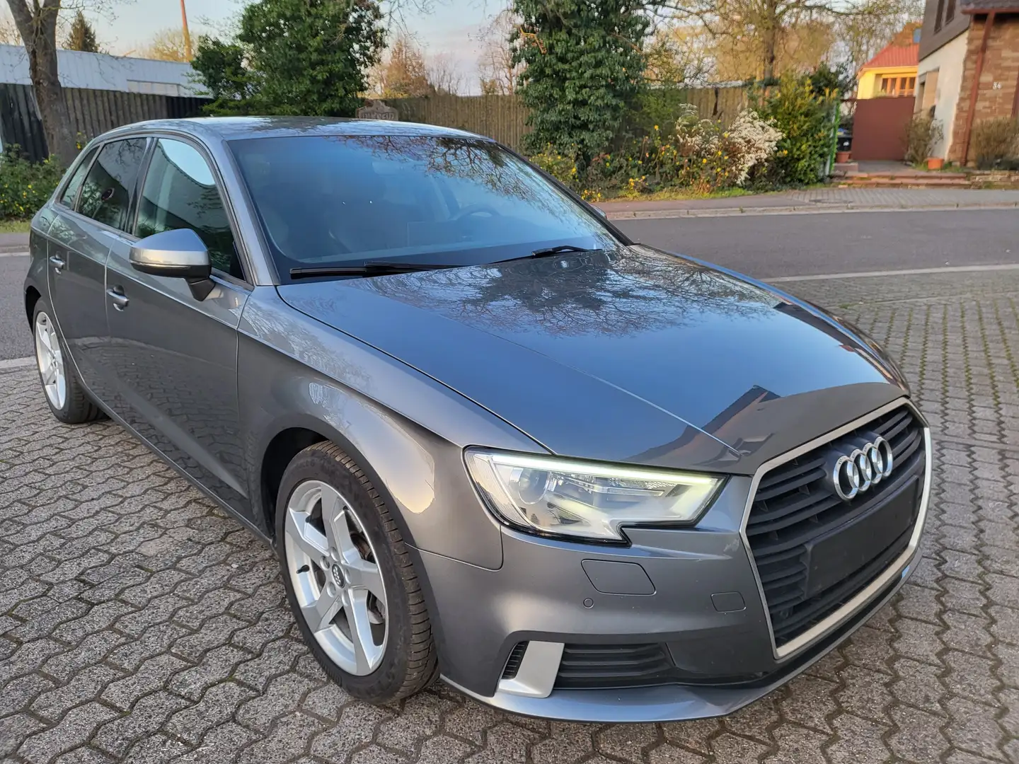 Audi A3 sportback*AUTOMATIK*LEDER+SHZ*NAVI*ALU* Grau - 1