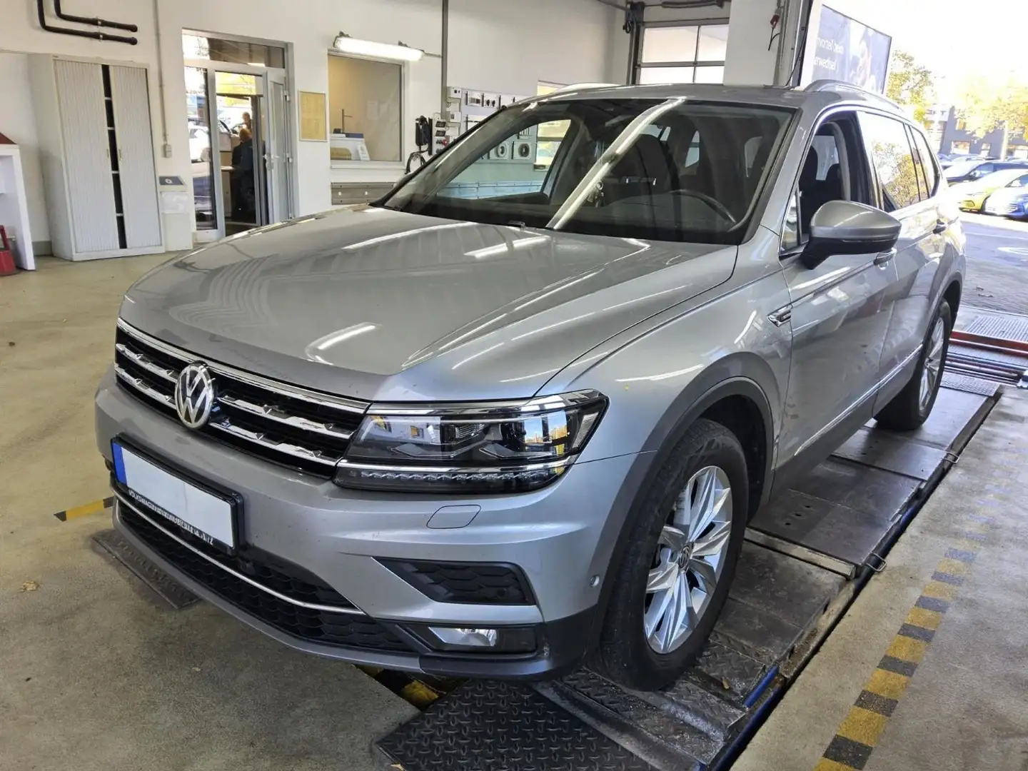 Volkswagen Tiguan Allspace 2.0 TDI Highline 4Motion*AHK* Silber - 2