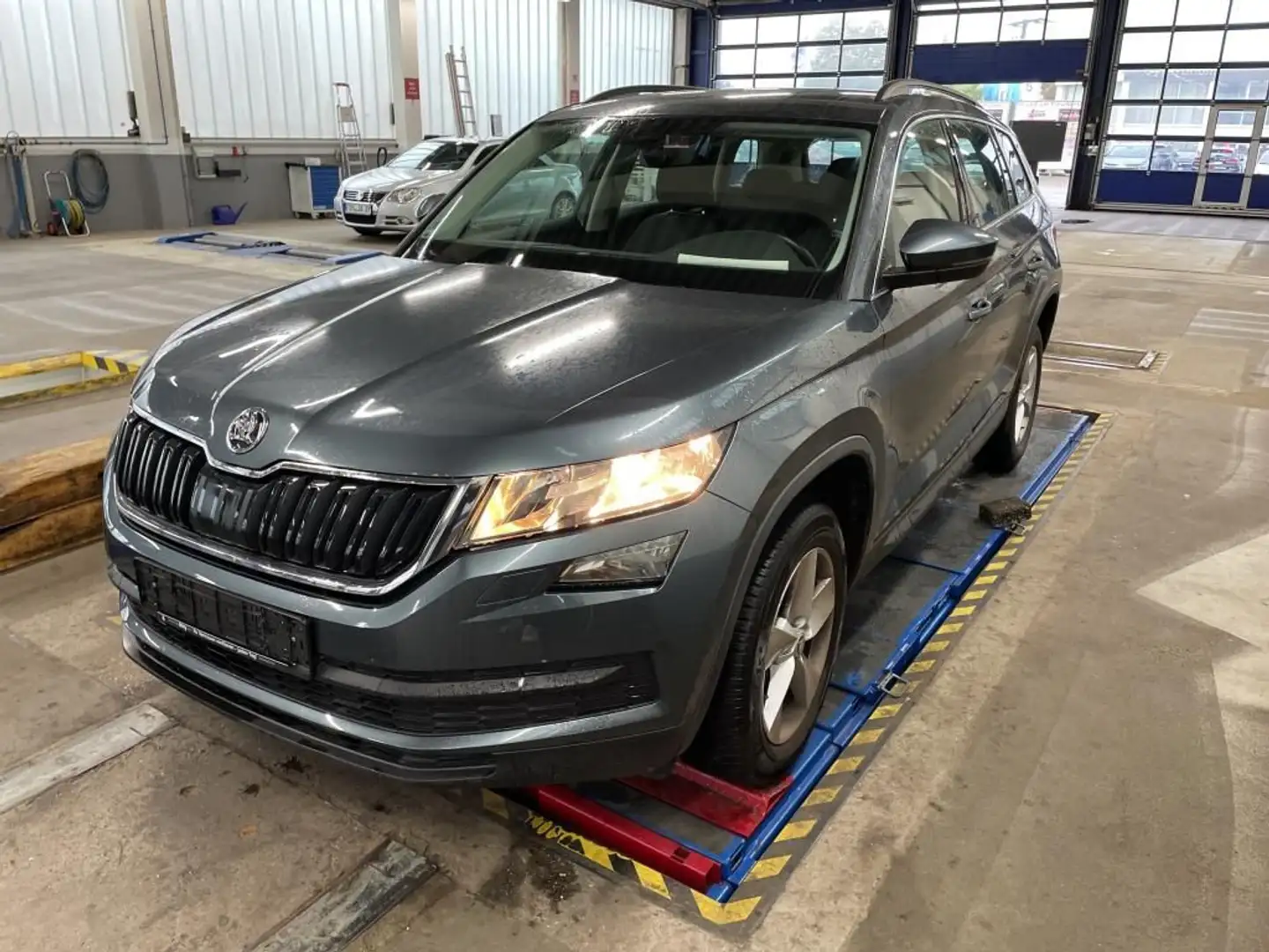 Skoda Kodiaq 1.5 TSI Ambition Grau - 2