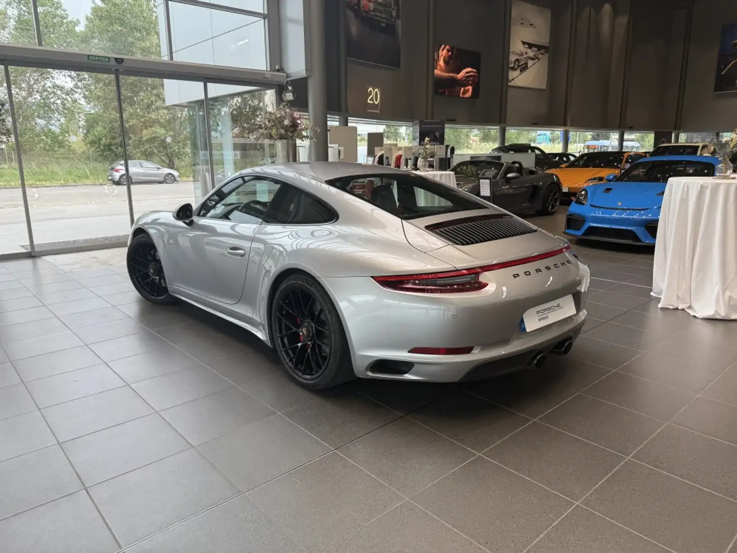 Porsche 991 Carrera 4 GTS Coupé Gris - 2