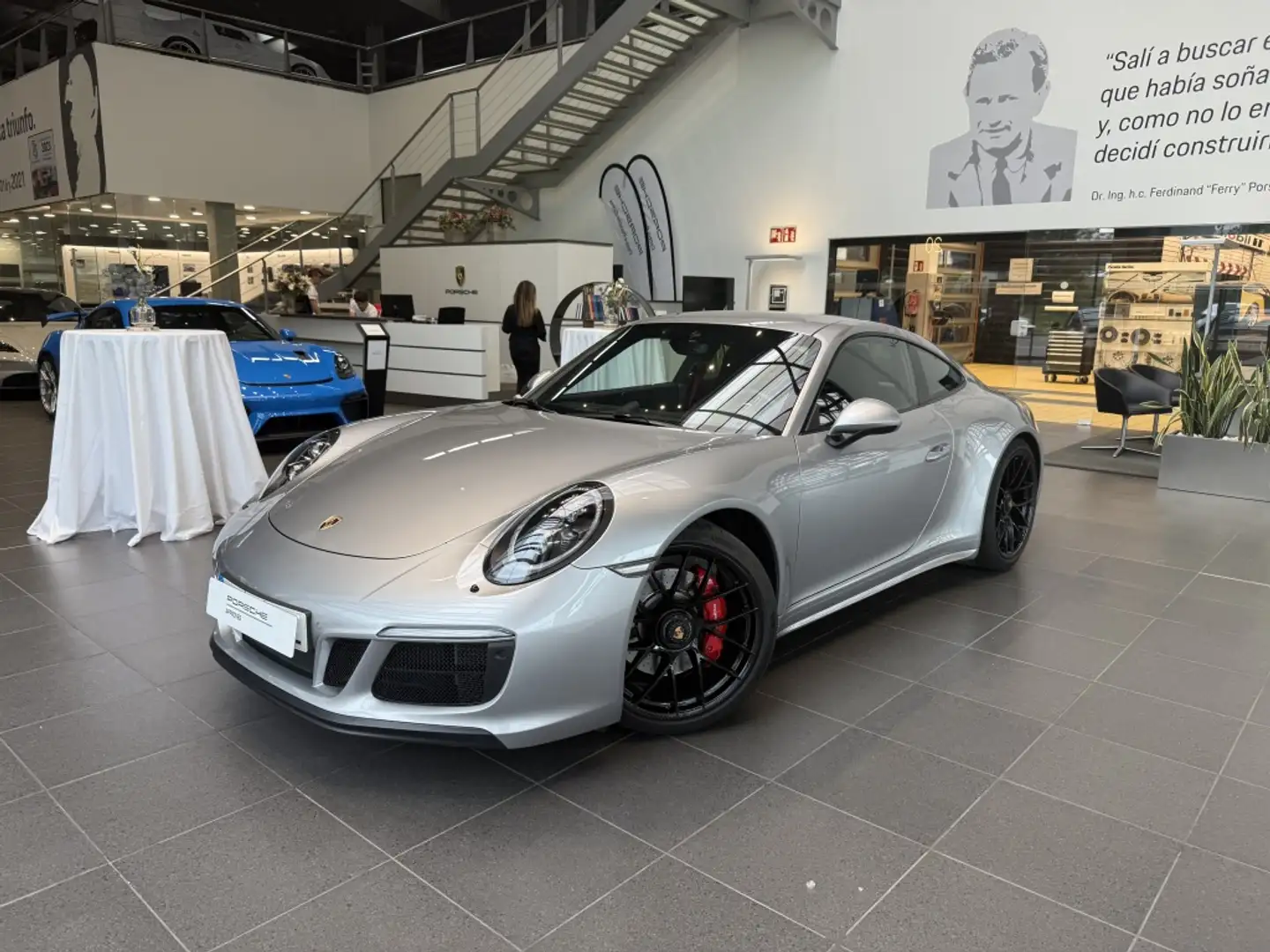 Porsche 991 Carrera 4 GTS Coupé Gris - 1