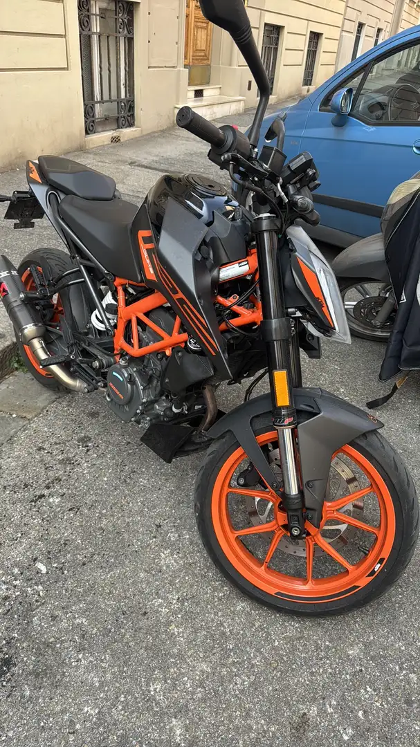 KTM 125 Duke nero e arancione - 2