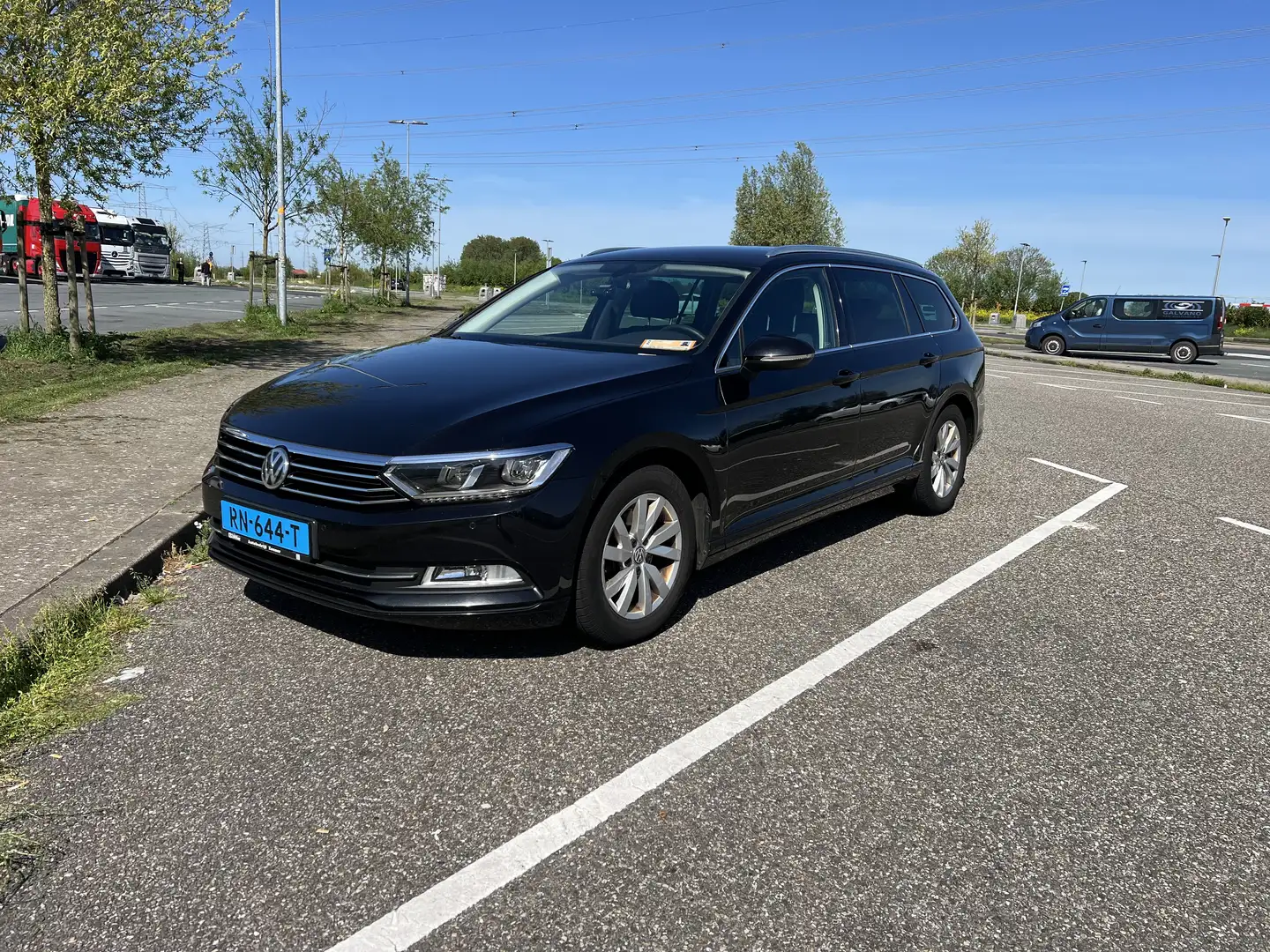 Volkswagen Passat 1.6 TDI CL Bns Zwart - 1