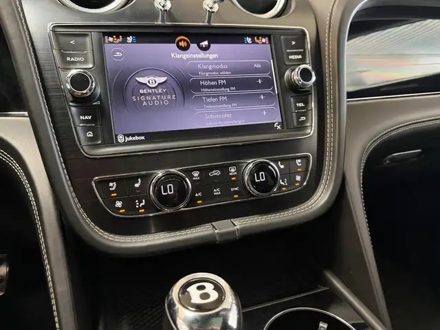 Bentley Bentayga view 30