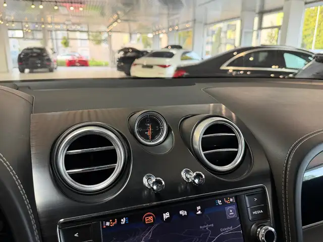 Bentley Bentayga view 24