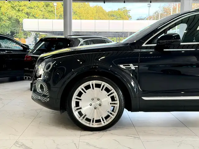 Bentley Bentayga view 4