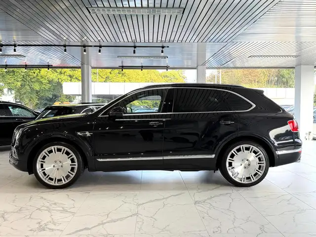 Bentley Bentayga view 3