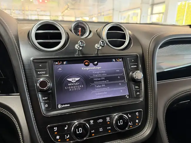 Bentley Bentayga view 28