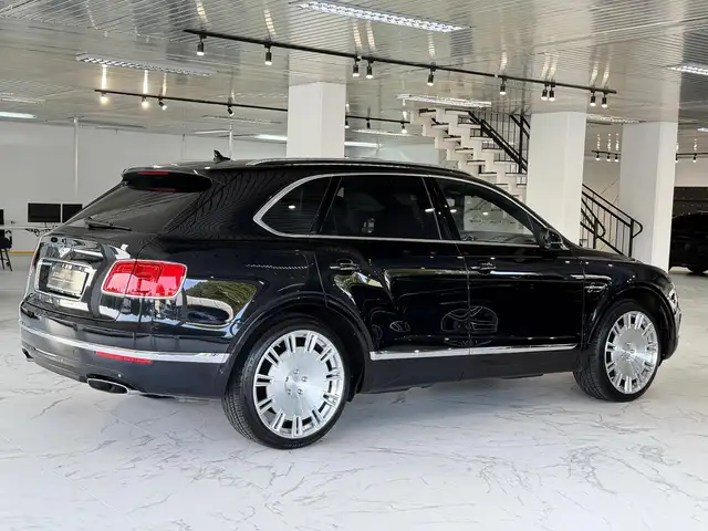 Bentley Bentayga view 5