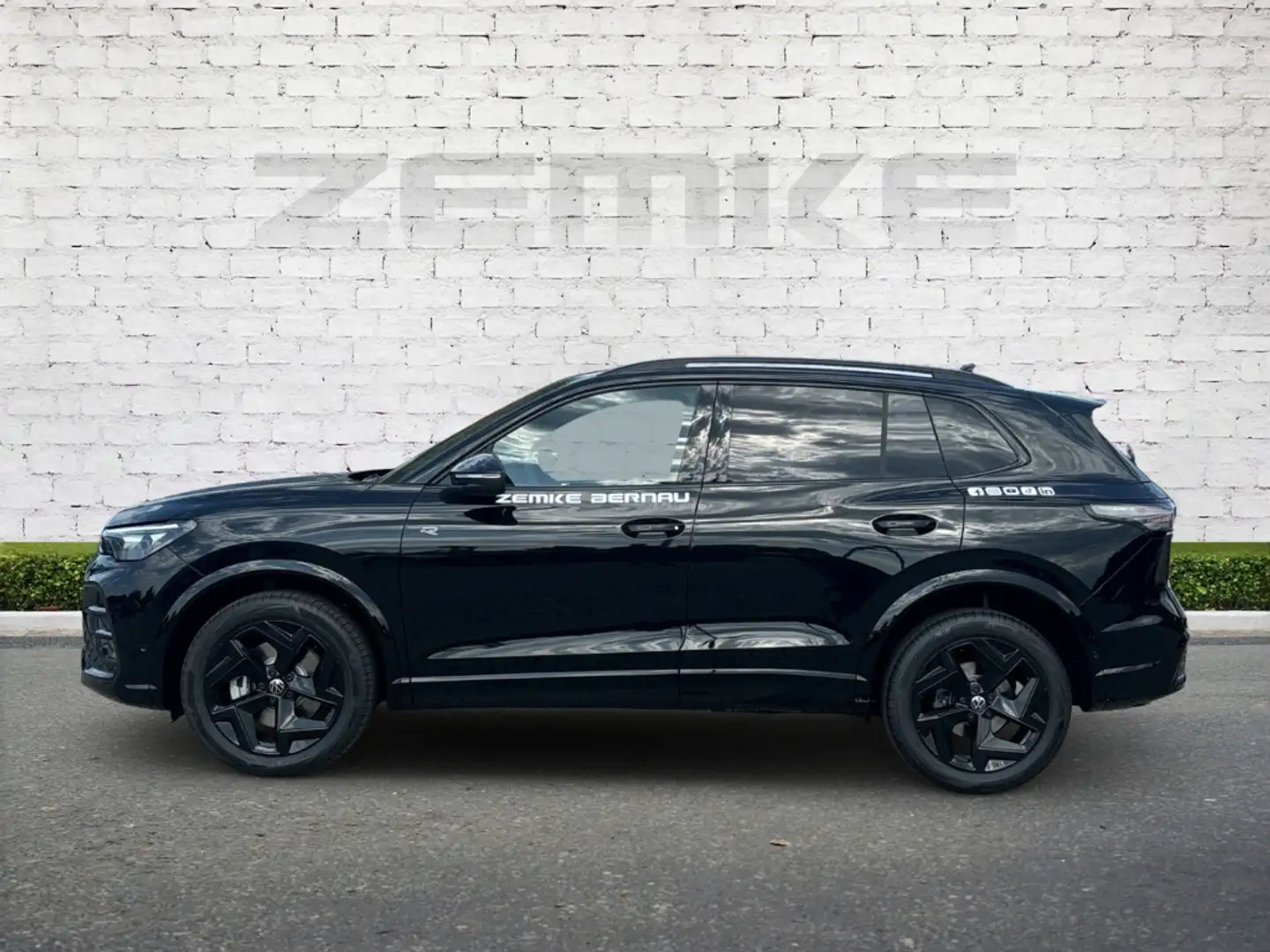 Volkswagen Tiguan R-Line 2,0 l TDI DSG 4MOTION STHZ AHK Schwarz - 2