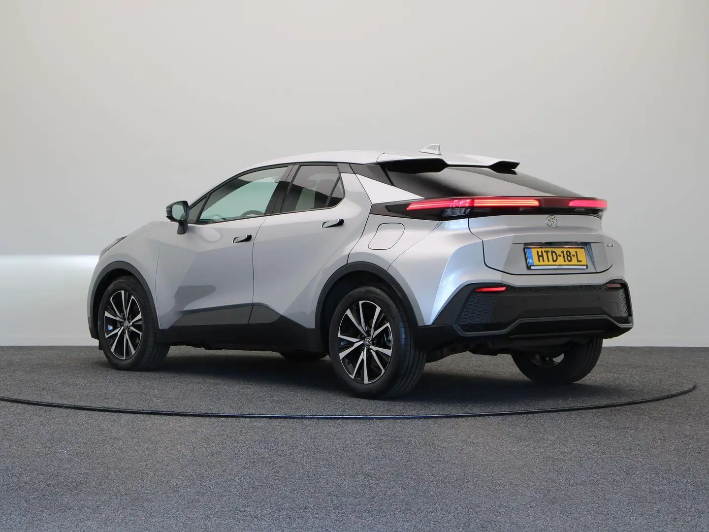 Toyota C-HR 1.8 Hybrid 140 Dynamic | Stoel, Stuur en Voorruitv Gris - 2