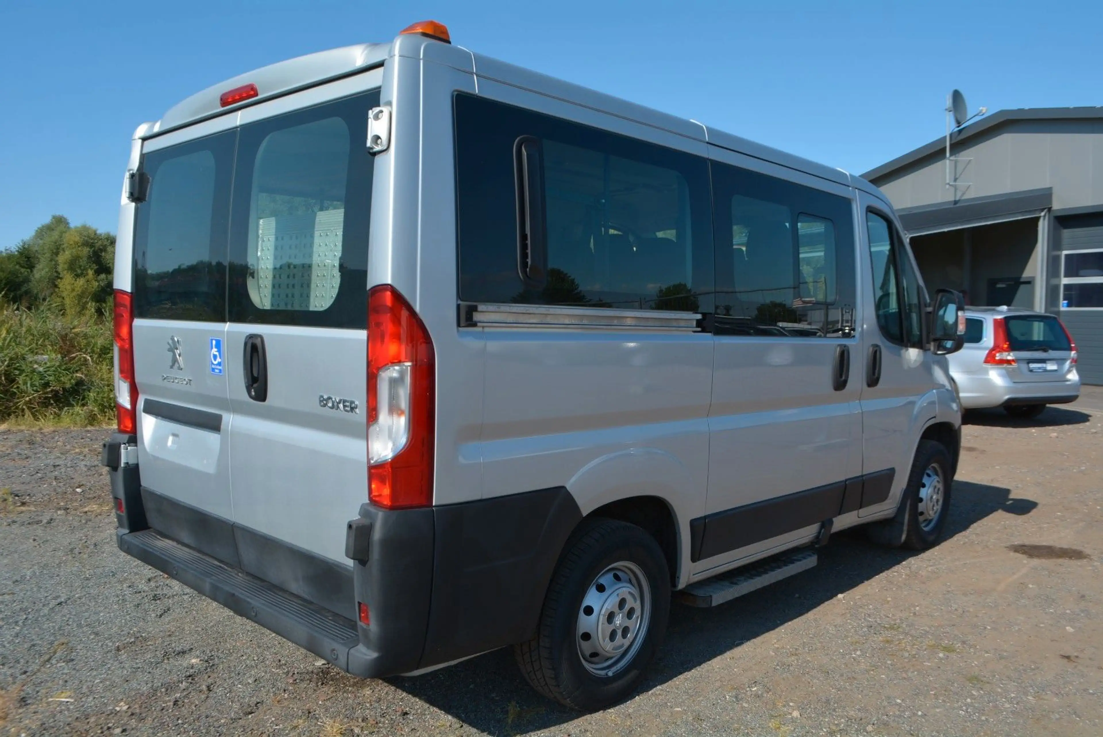 Peugeot Boxer Kombi 330 L1H1 Blue-HDi 140+Rollstuhlrampe — photo 12