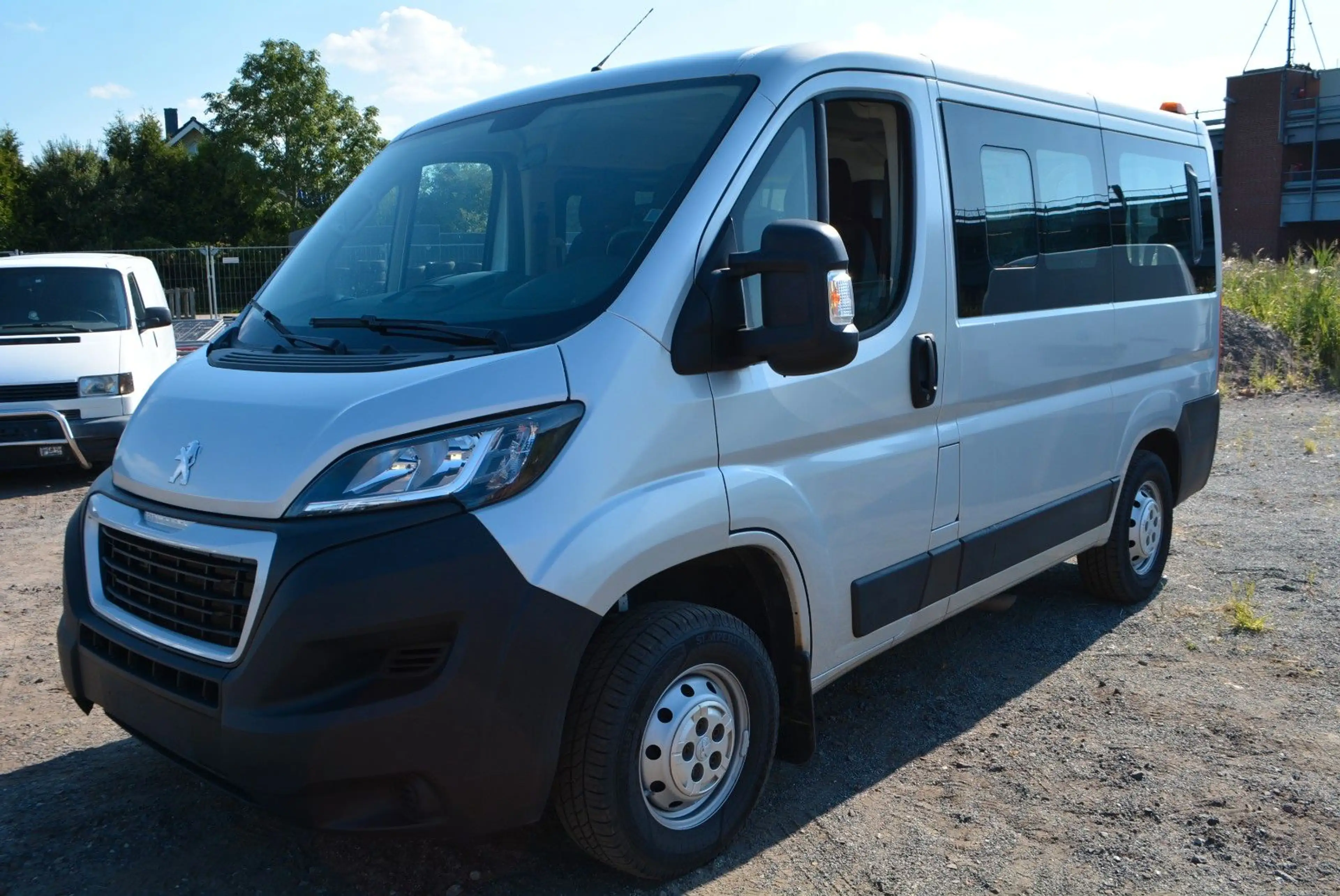 Peugeot Boxer Kombi 330 L1H1 Blue-HDi 140+Rollstuhlrampe