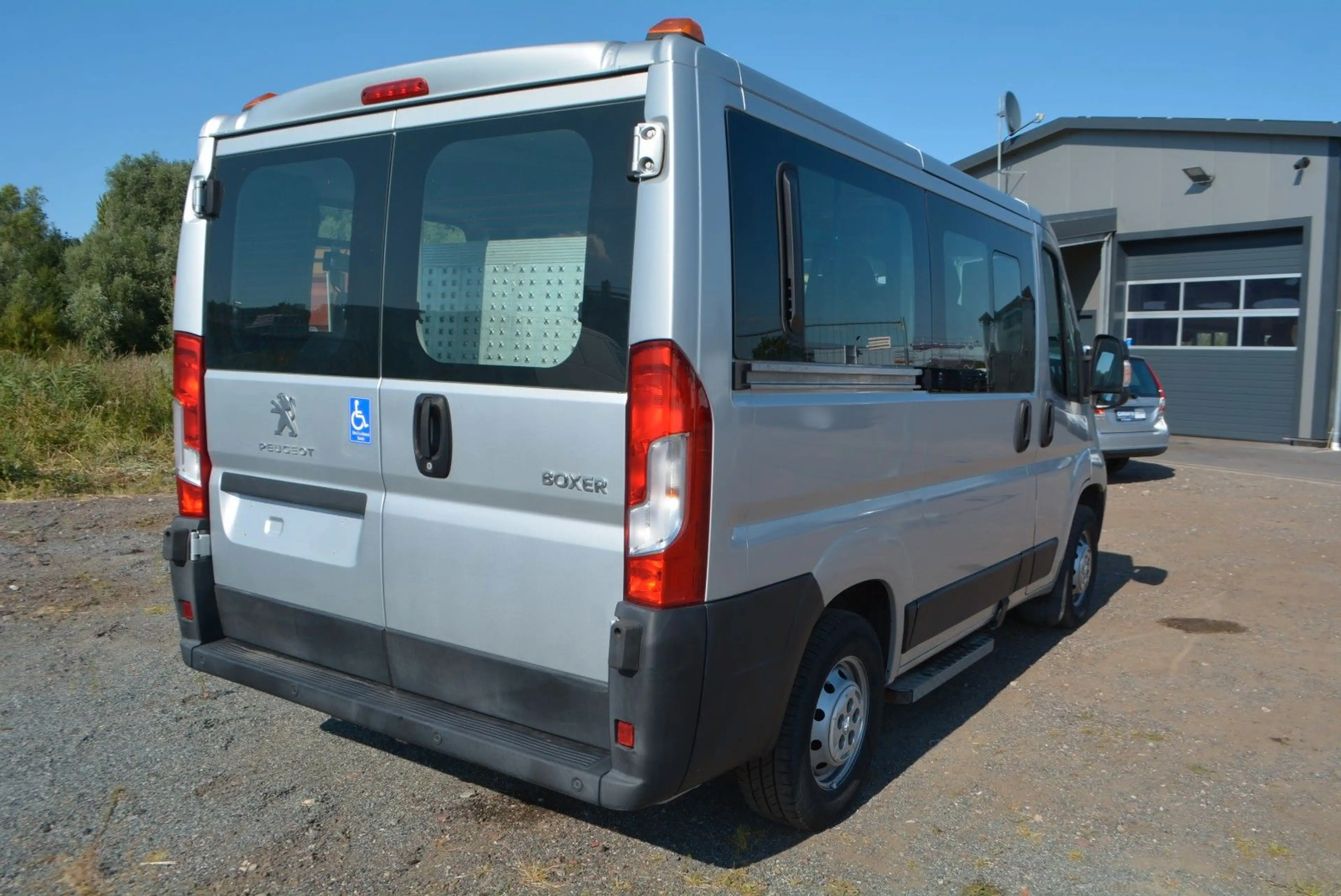 Peugeot Boxer Kombi 330 L1H1 Blue-HDi 140+Rollstuhlrampe — photo 11