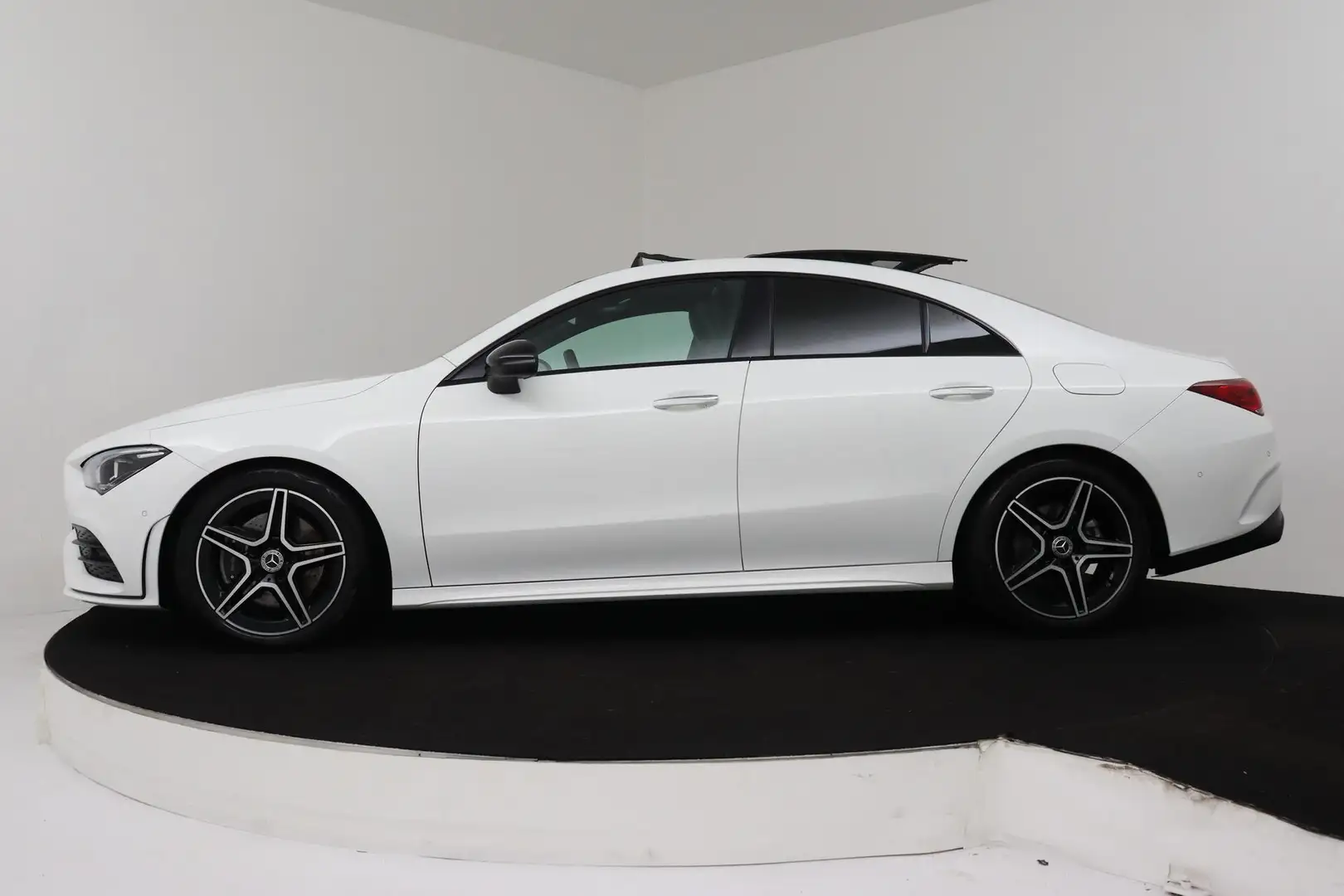 Mercedes-Benz CLA 200 Business Solution AMG (SFEERVERLICHTING, PANORAMAD Wit - 2