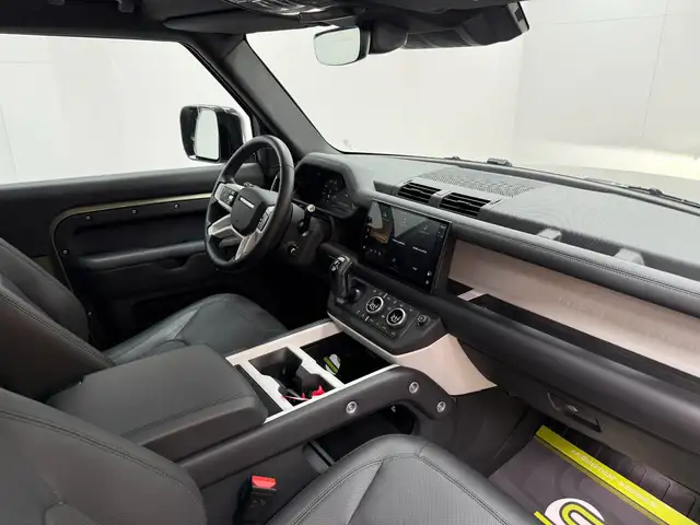 Land Rover Defender view 10