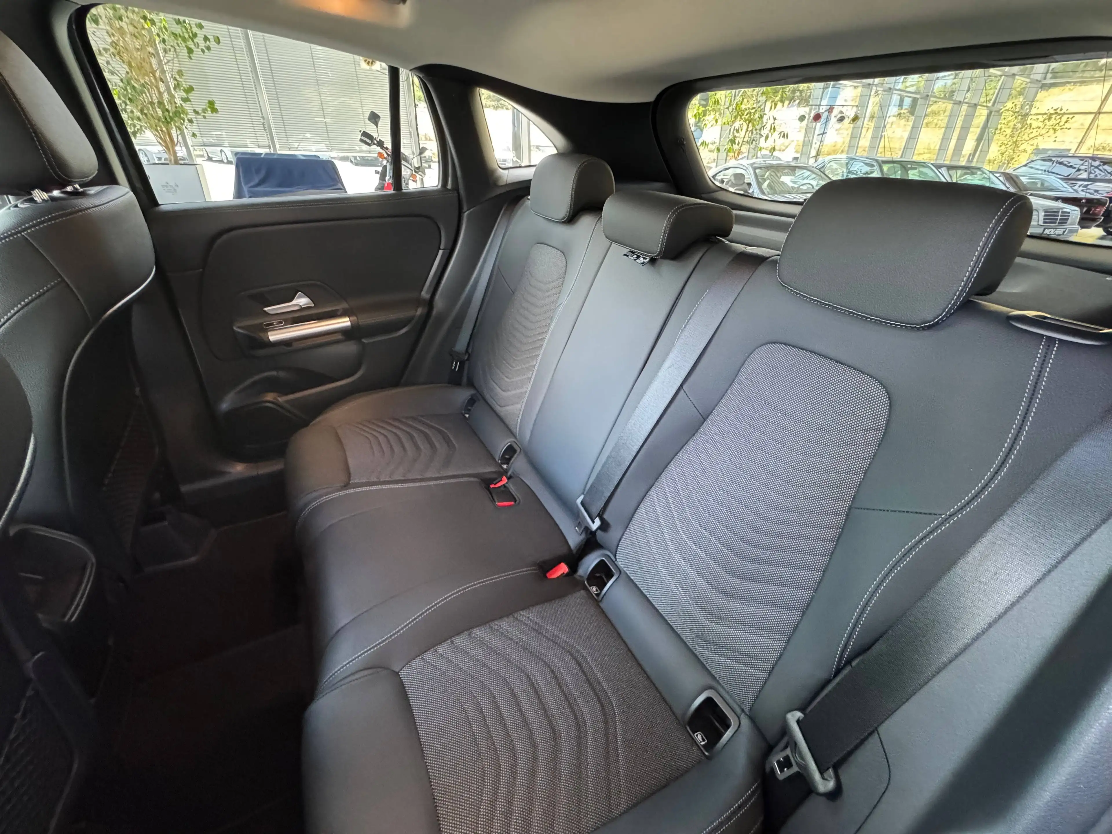 Mercedes-Benz GLA 250 e Hybrid Plug-In — photo 12