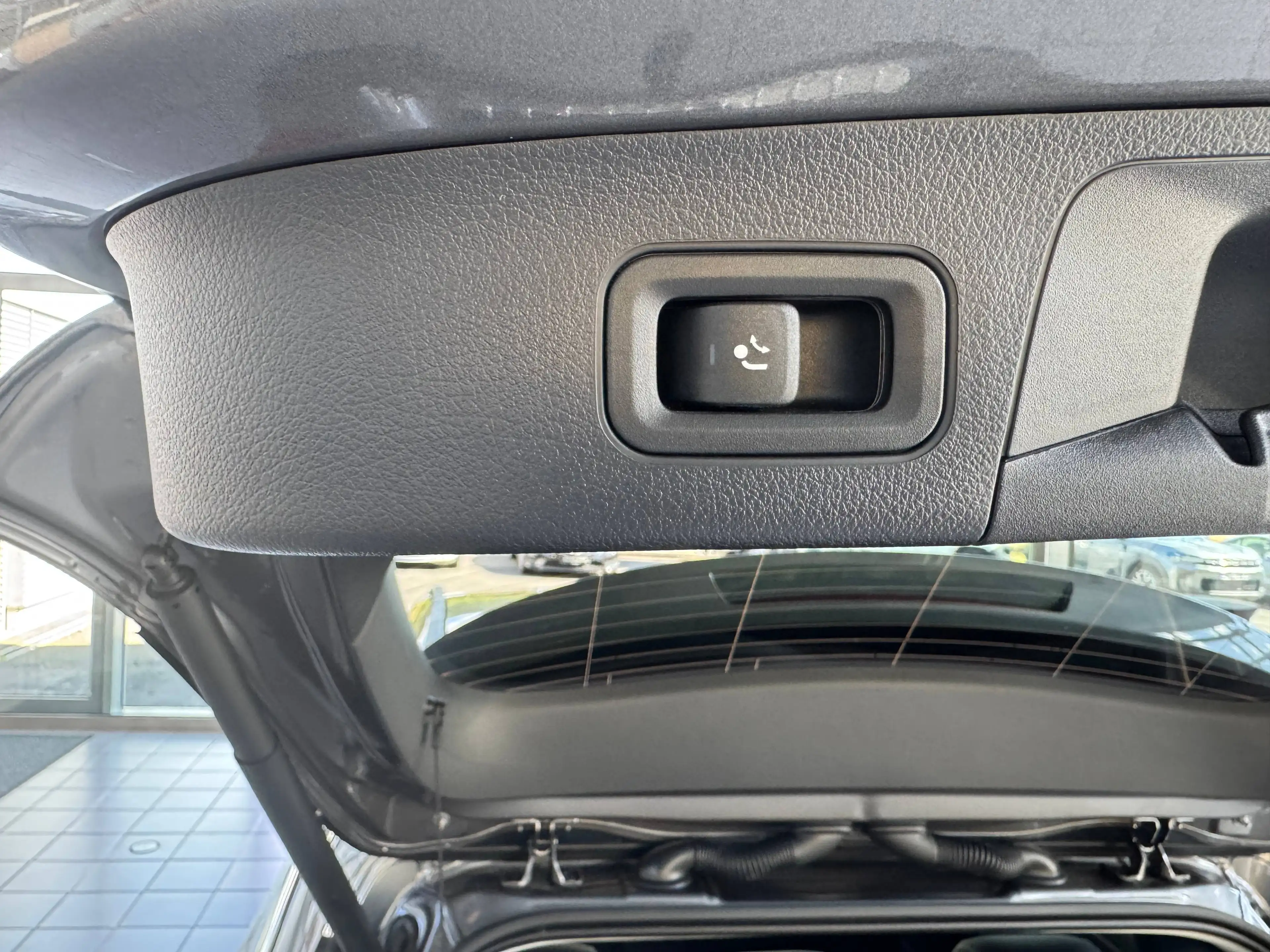 Mercedes-Benz GLA 250 e Hybrid Plug-In — photo 14