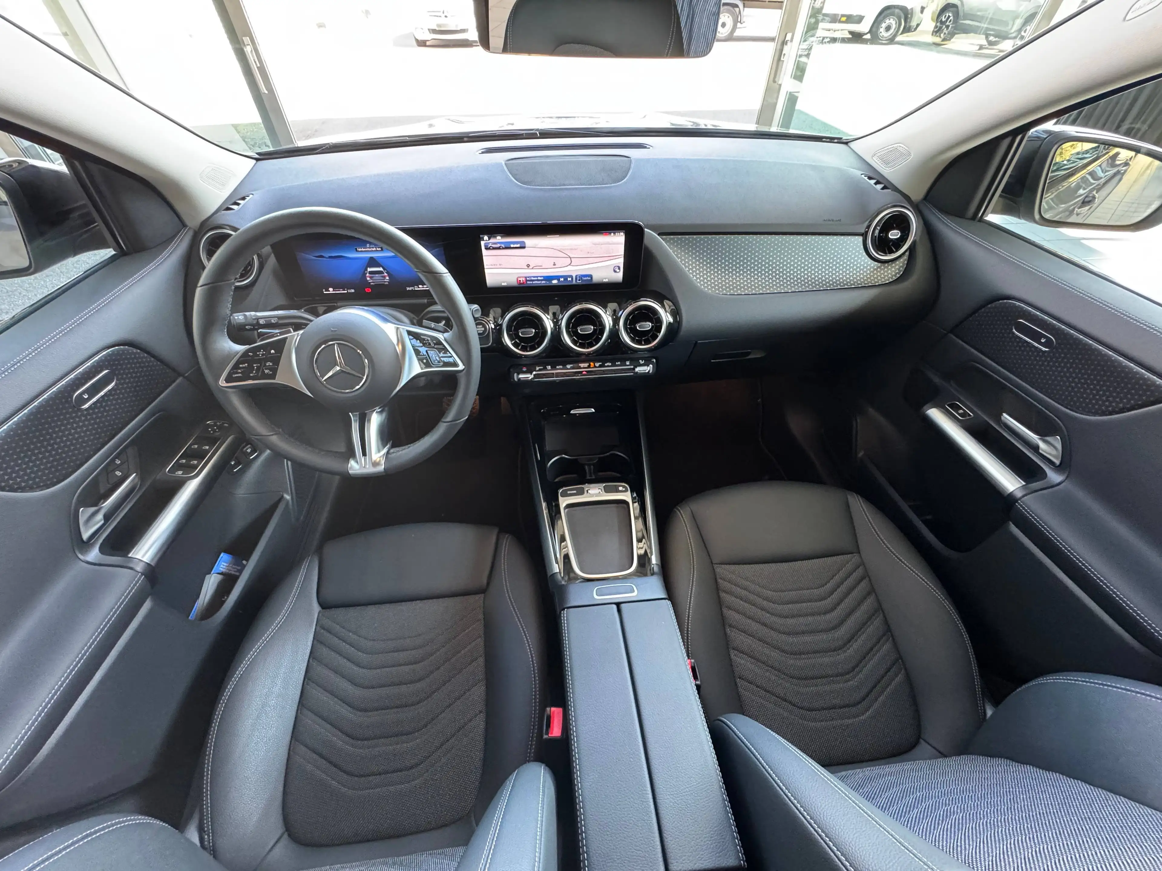 Mercedes-Benz GLA 250 e Hybrid Plug-In — photo 11