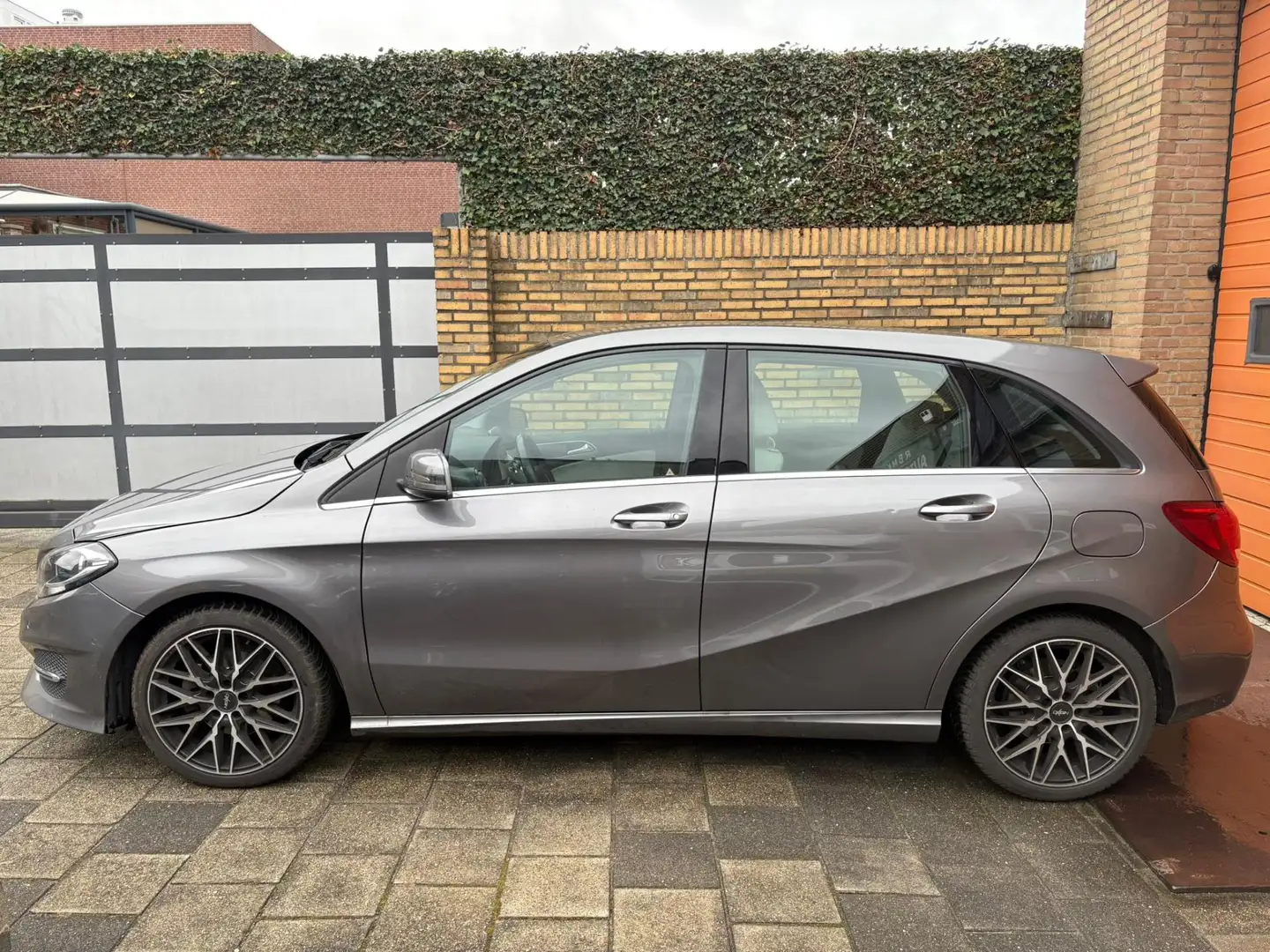 Mercedes-Benz B 180 Ambition / inc. 2 sets velgen Šedá - 2