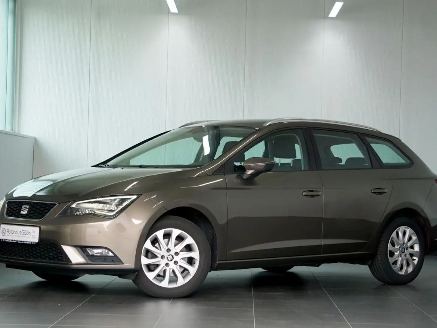 SEAT Leon Sportstourer Style 2.0 TDI 6-Gang Navi LED Brun - 2