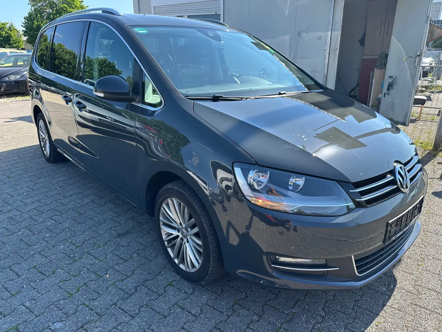 Volkswagen Sharan 2.0 TSI DSG Highline Grau - 2