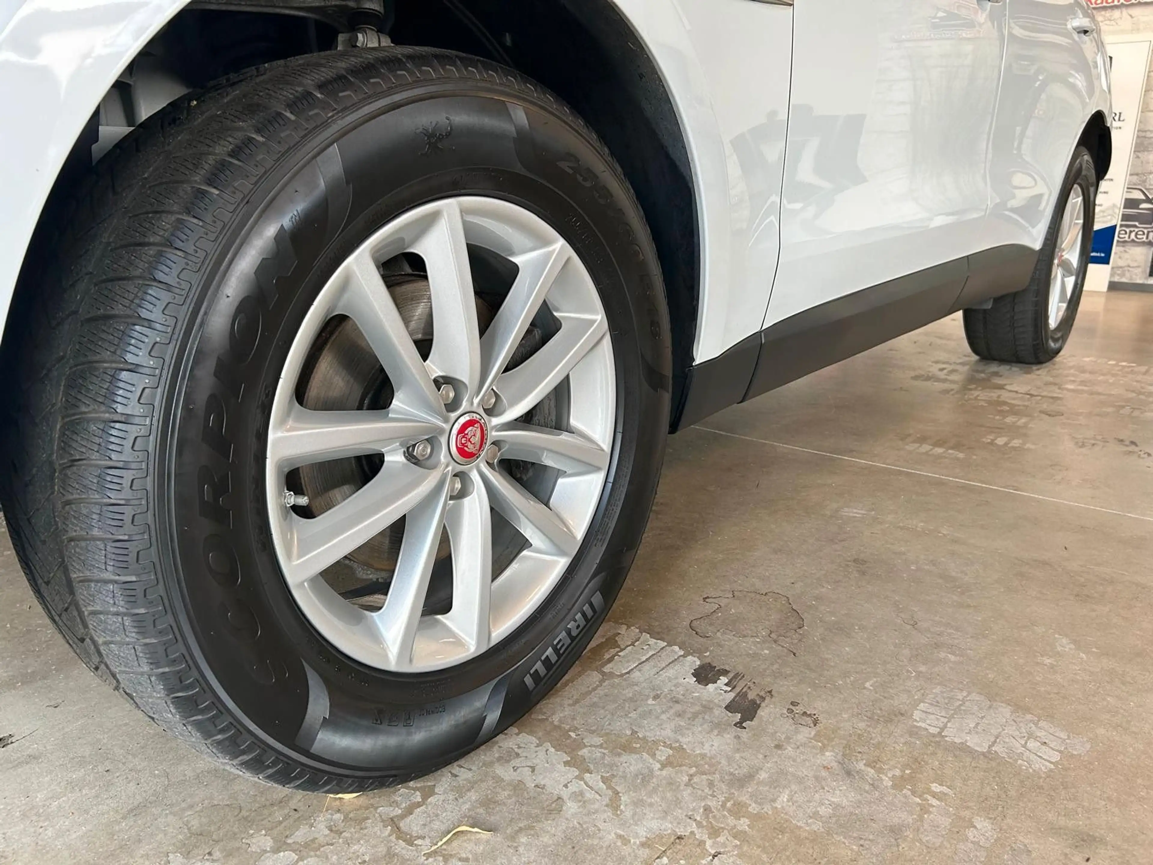 Jaguar F-Pace AWD*NAVI*LEDER*PANO*R-KAMERA*SHZ* — photo 7