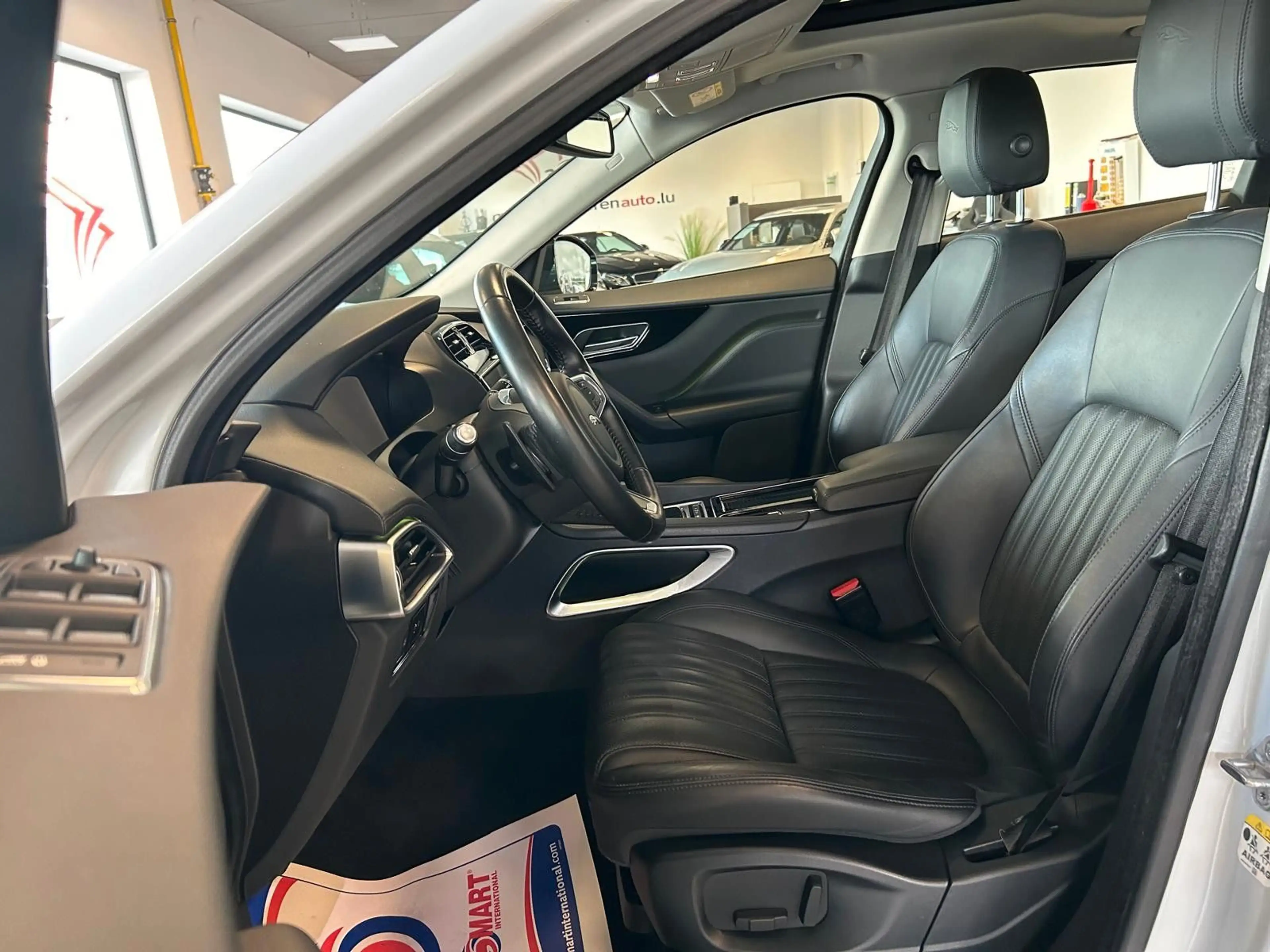 Jaguar F-Pace AWD*NAVI*LEDER*PANO*R-KAMERA*SHZ* — photo 10