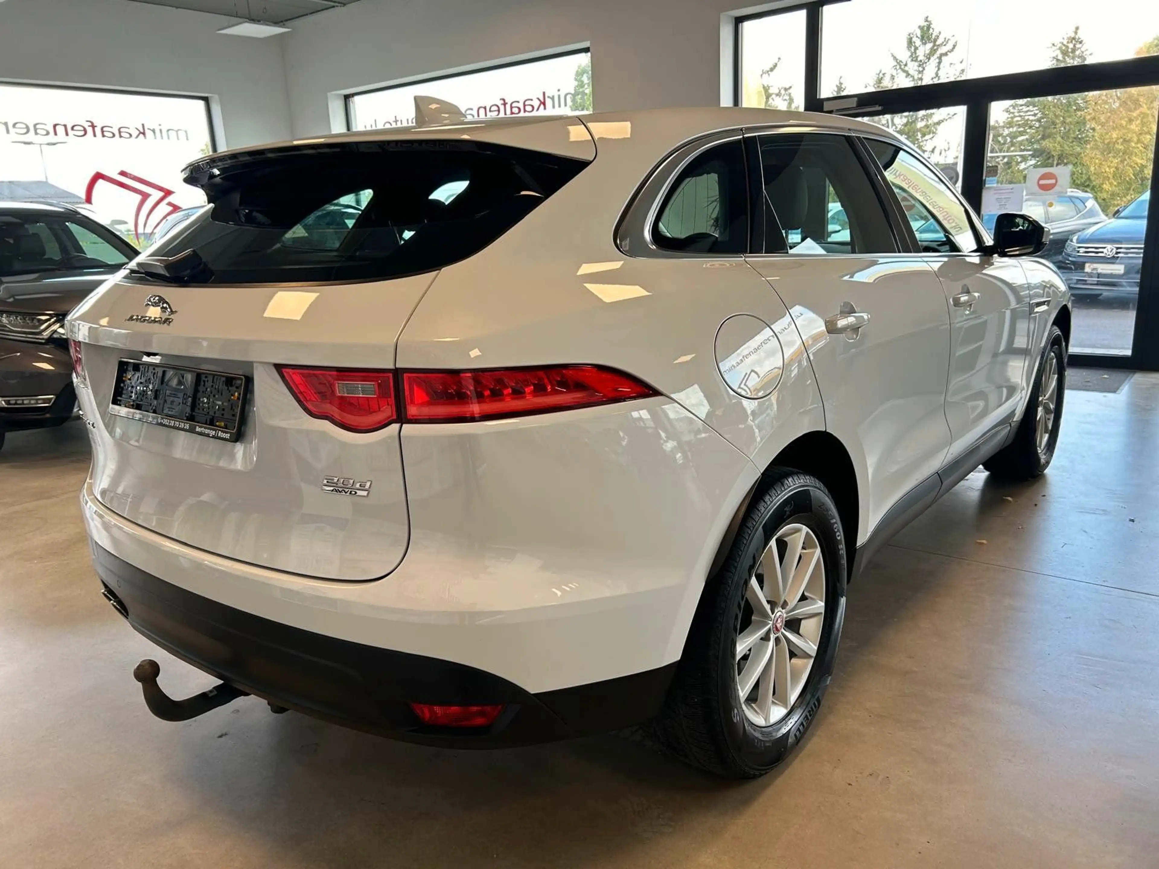Jaguar F-Pace AWD*NAVI*LEDER*PANO*R-KAMERA*SHZ* — photo 3