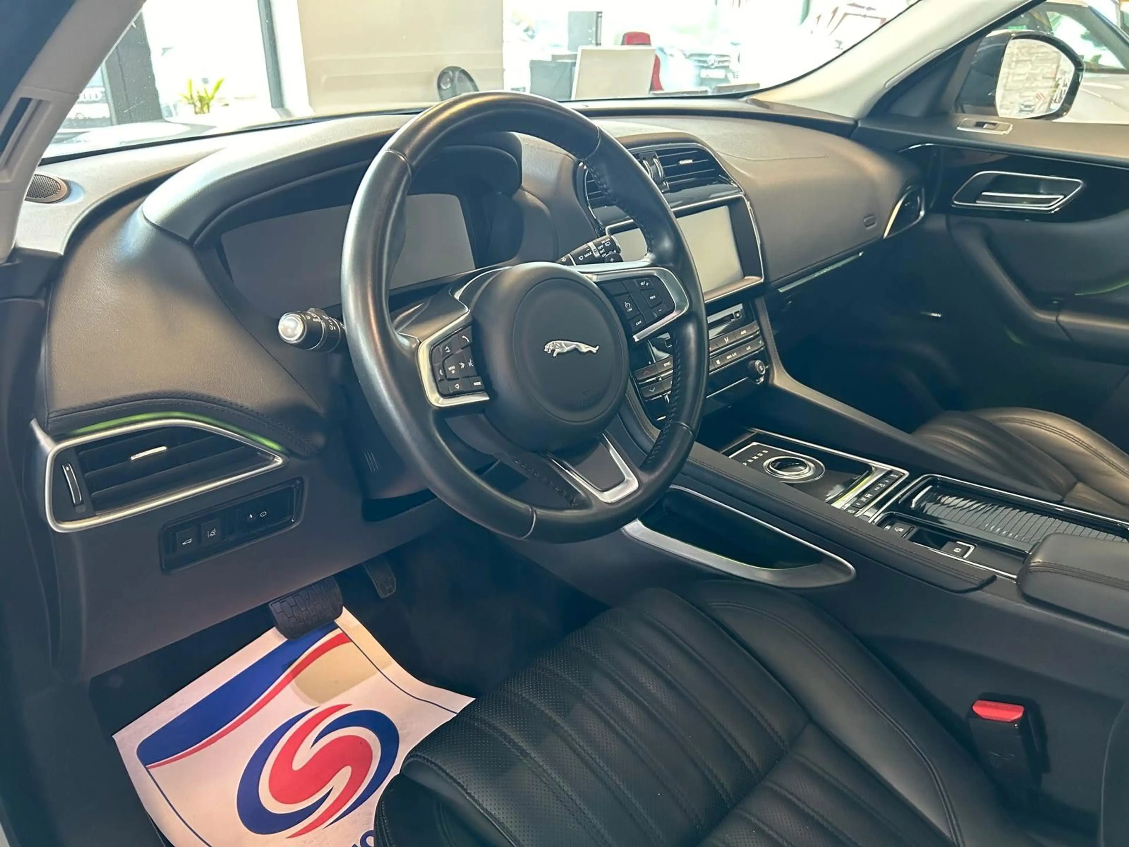 Jaguar F-Pace AWD*NAVI*LEDER*PANO*R-KAMERA*SHZ* — photo 8